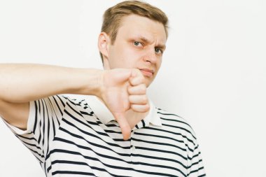 Adam baş parmak hareketi gösteriyor.