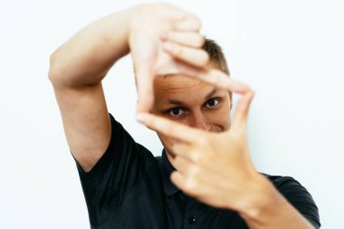 Stüdyo arka plandaki adam