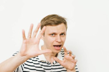 Adam korkudan korkuyor.