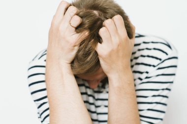 Adam korkudan korkuyor.