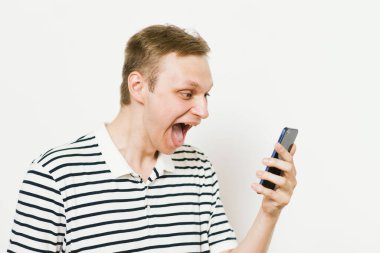 Akıllı telefonu olan bir adam.