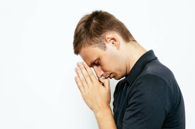 Stüdyo arka plandaki adam