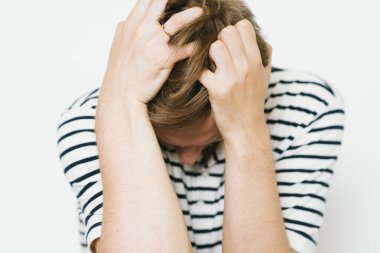 Adam korkudan korkuyor.