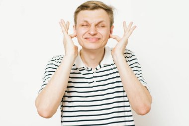 Stüdyo arka plandaki adam