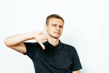 Adam baş parmak hareketi gösteriyor.