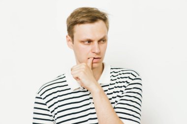 Adam tırnaklarını yiyor.