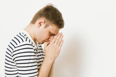 Stüdyoda poz veren adam