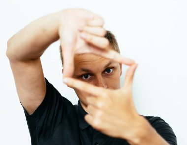 Adam el çerçevesi yapıyor.