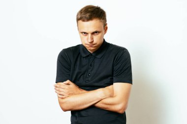 Stüdyoda poz veren adam