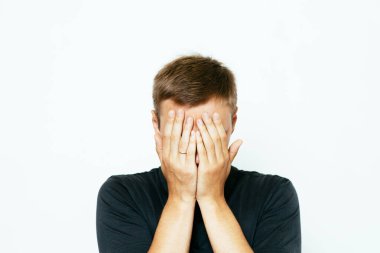 Erkekler gözlerini onun elleriyle kapatır.