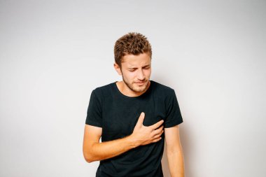 Kalp krizi geçiren bir adam.