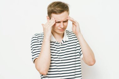 Stüdyoda poz veren adam