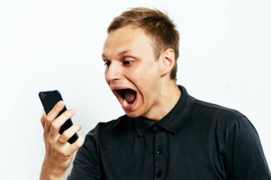 Akıllı telefonu olan bir adam.