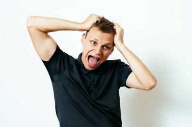 Stüdyoda poz veren adam