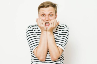 Adam tırnaklarını yiyor.