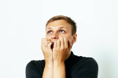 Adam tırnaklarını yiyor.