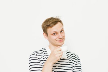 Stüdyoda poz veren adam