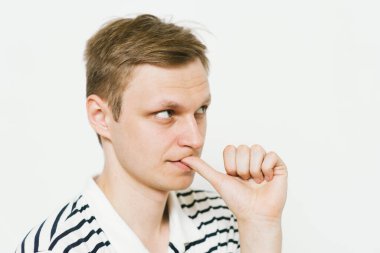 Adam tırnaklarını yiyor.