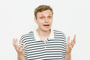 Stüdyoda poz veren adam