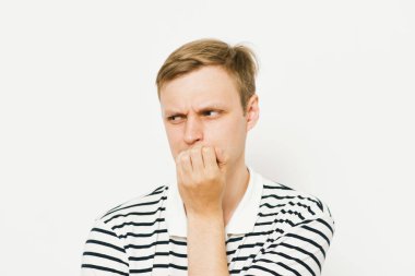 Adam tırnaklarını yiyor.