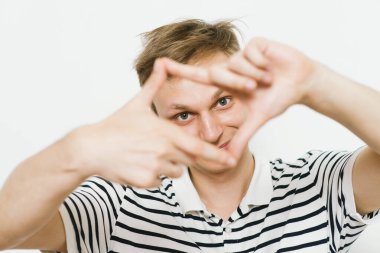 Adam el çerçevesi yapıyor.