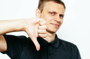 Adam baş parmak hareketi gösteriyor.