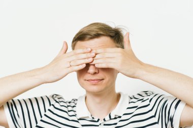 Erkekler gözlerini onun elleriyle kapatır.