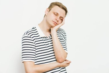 Stüdyoda poz veren adam