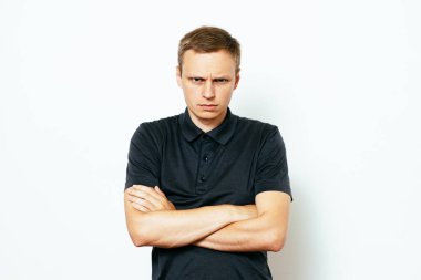 Kollarını kavuşturmuş bir adamın portresi.