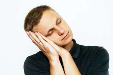 Stüdyoda poz veren adam