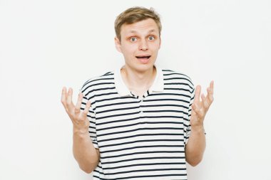 Stüdyoda poz veren adam