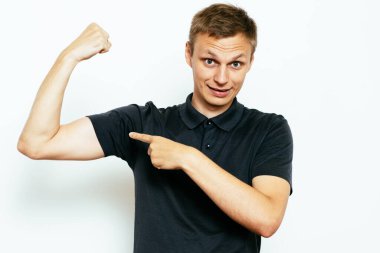 Adam ona kaslarını gösteriyor.