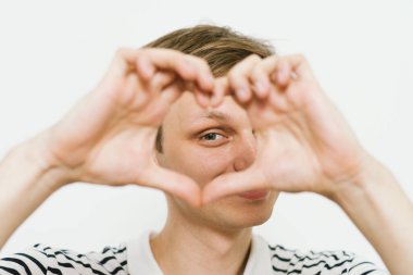 Adam kalp çerçevesi yapıyor.