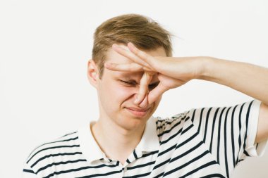 Leş gibi kokuyor. Adamın burnunu kapatır.