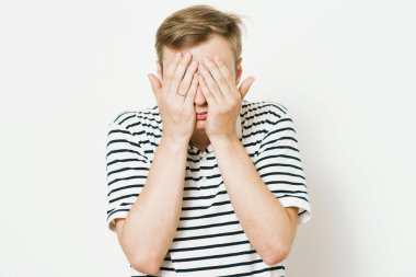 Erkekler gözlerini onun elleriyle kapatır.