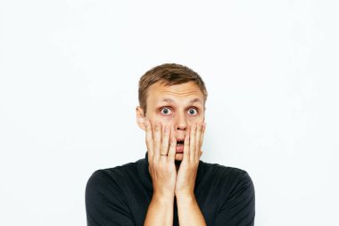 Stüdyoda poz veren adam