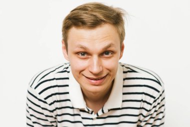 Stüdyoda poz veren adam