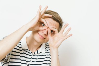 Adam elleriyle dürbün yapıyor.