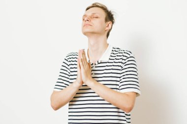 Stüdyoda poz veren adam