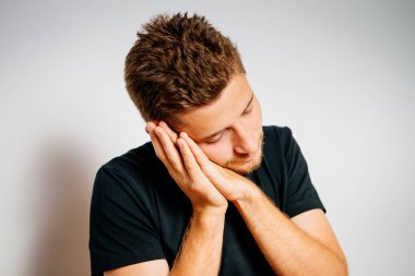 Parlak arkaplanda duran adam