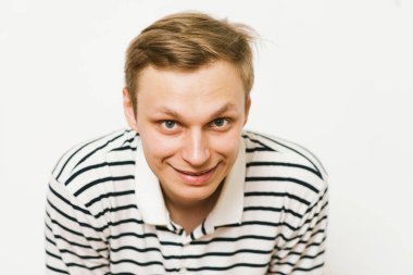 Stüdyoda poz veren adam