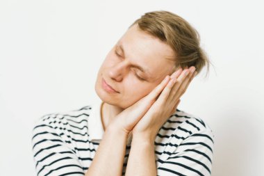 Stüdyoda poz veren adam