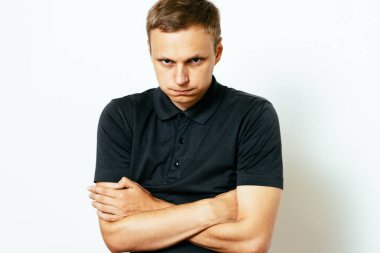 Stüdyoda poz veren adam