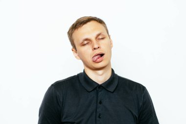 Stüdyoda poz veren adam