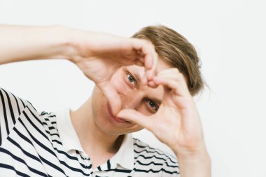 Adam kalp çerçevesi yapıyor.