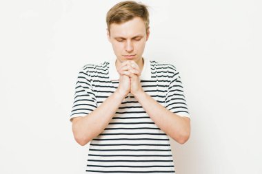 Stüdyoda poz veren adam