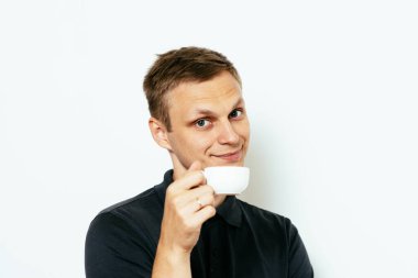 Stüdyoda poz veren adam