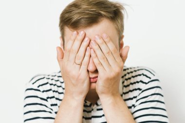 Erkekler gözlerini onun elleriyle kapatır.