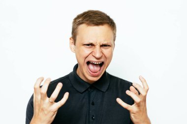 Stüdyoda poz veren adam