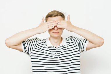 Erkekler gözlerini onun elleriyle kapatır.